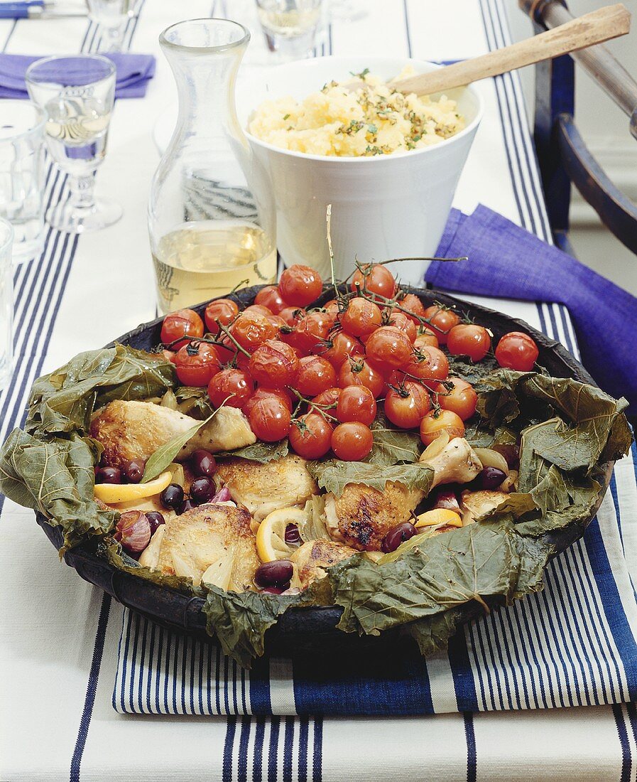 Griechisches Huhn mit Oliven und Weinblättern