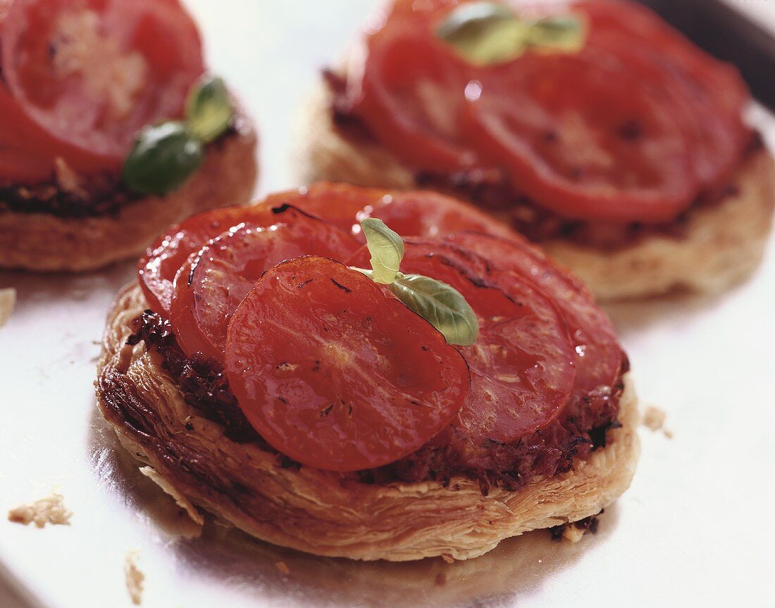 Tomatentarte mit Basilikum