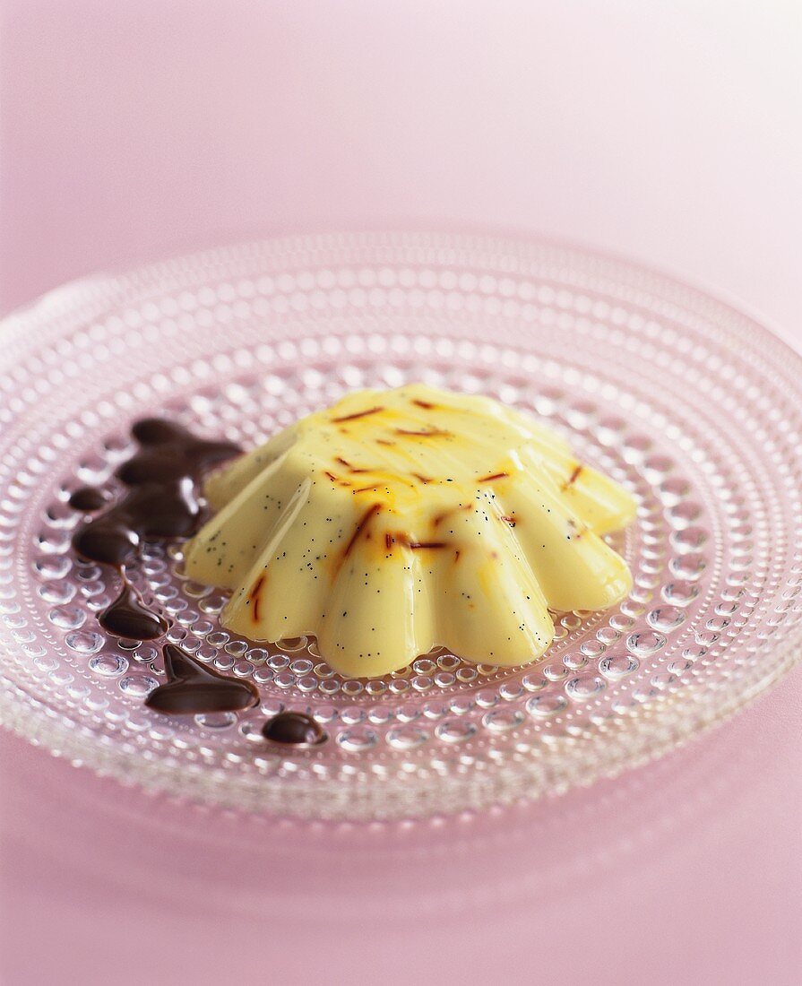 Weisser Schokoladenpudding mit Safran und Kardamom