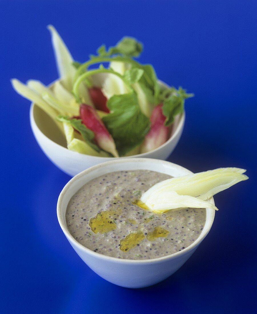 Kaviar-Dip mit Gemüse zum dippen