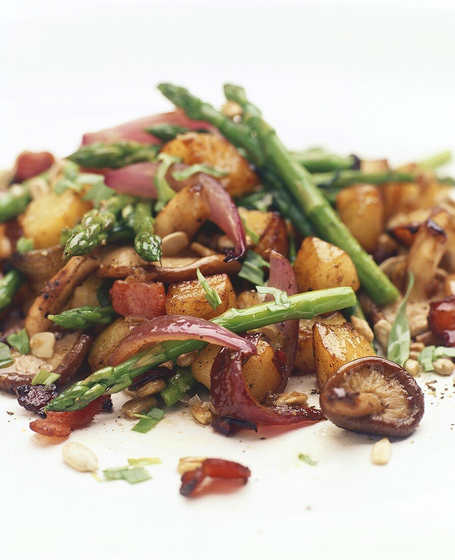 Pan-cooked potatoes, asparagus and mushrooms