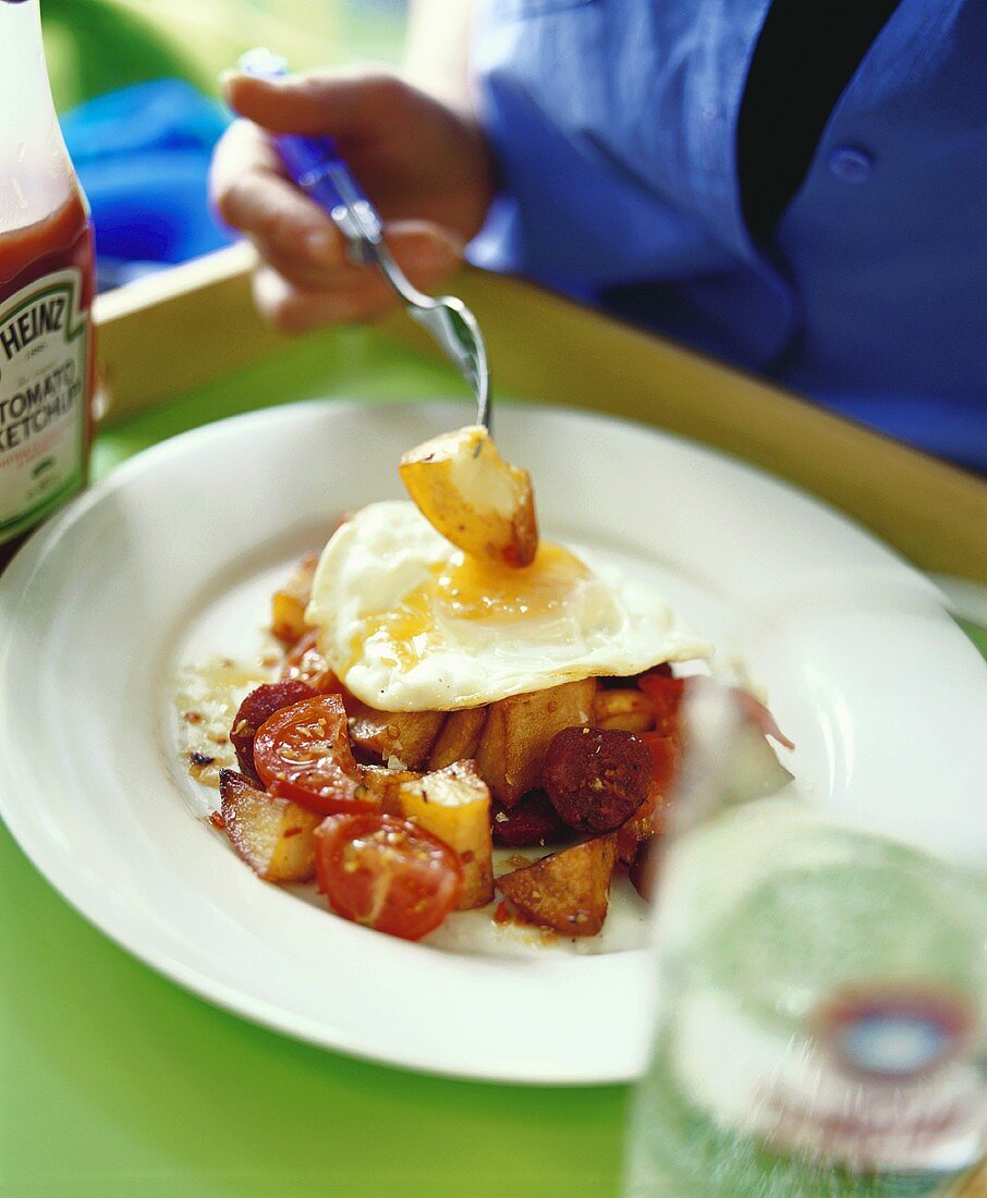 Pan-cooked potato dish with fried egg