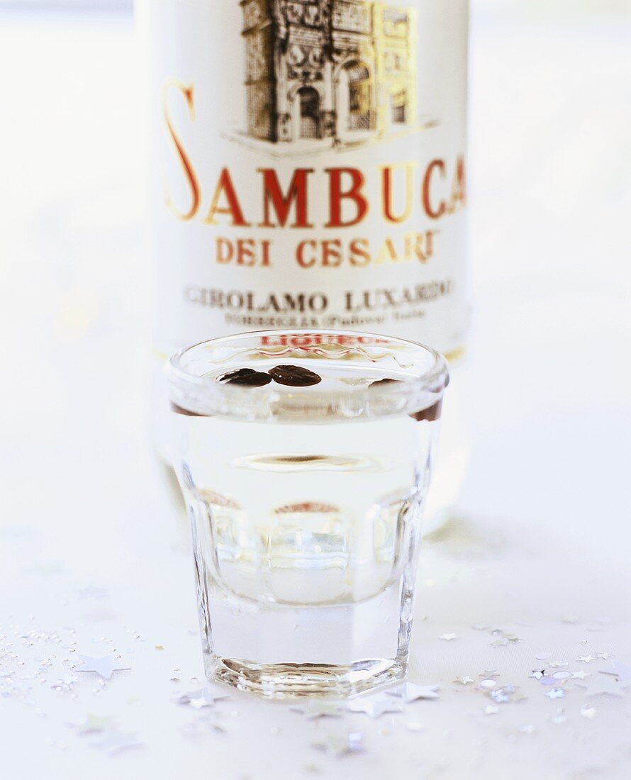 Sambuca mit Flasche im Hintergrund