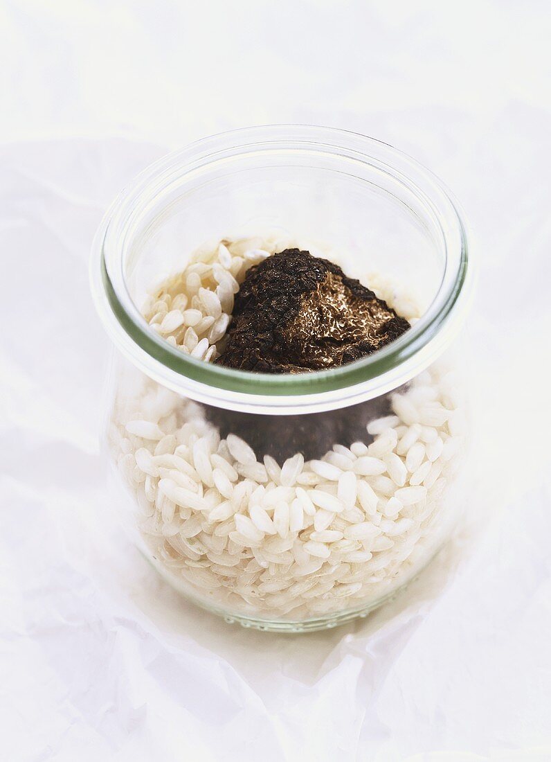 Schwarzer Trüffel und Reis im Glas