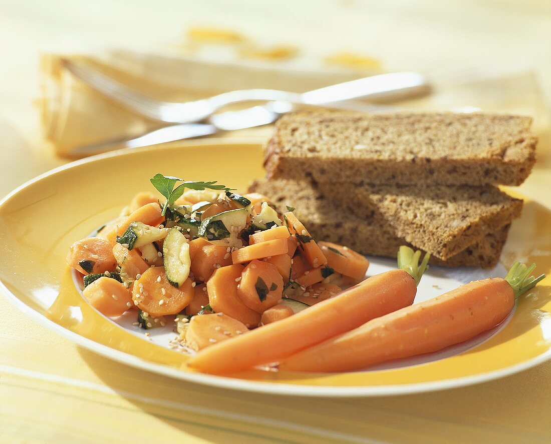 Karotten-Zucchini-Gemüse mit Vollkornbrot