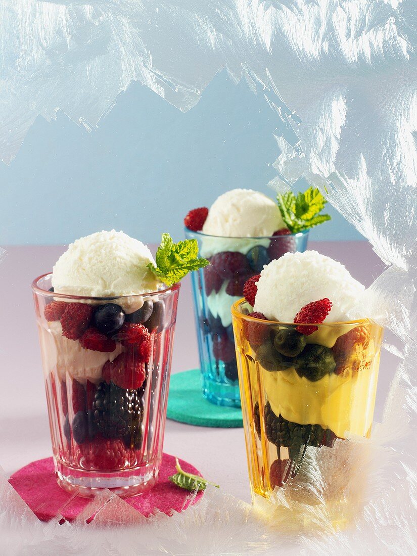 Eisbecher mit Sauerrahmeis und frischen Beeren