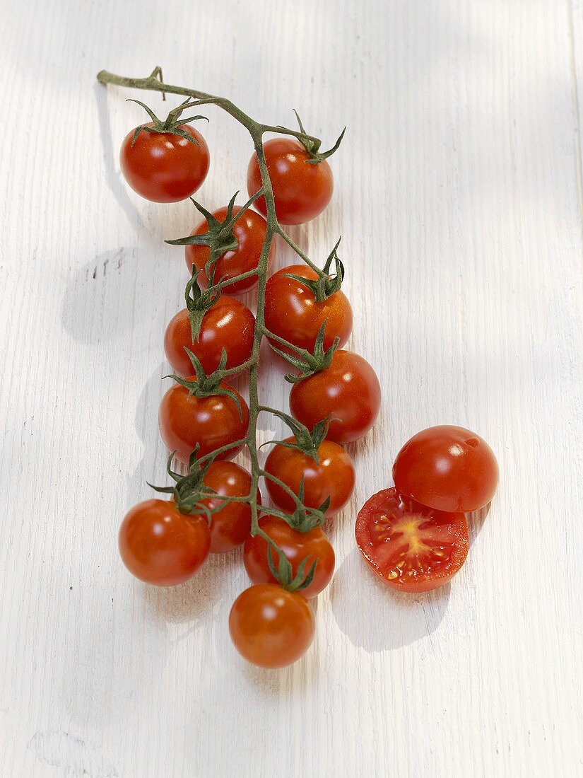 Eine Rispe mit Kirschtomaten