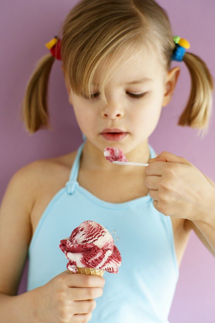 Kleines Mädchen isst Amarenakirsch-Eis