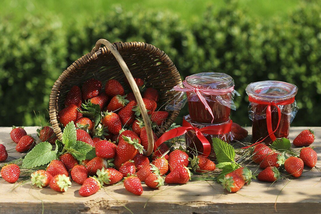 Stillleben mit Erdbeermarmelade und frischen Erdbeeren