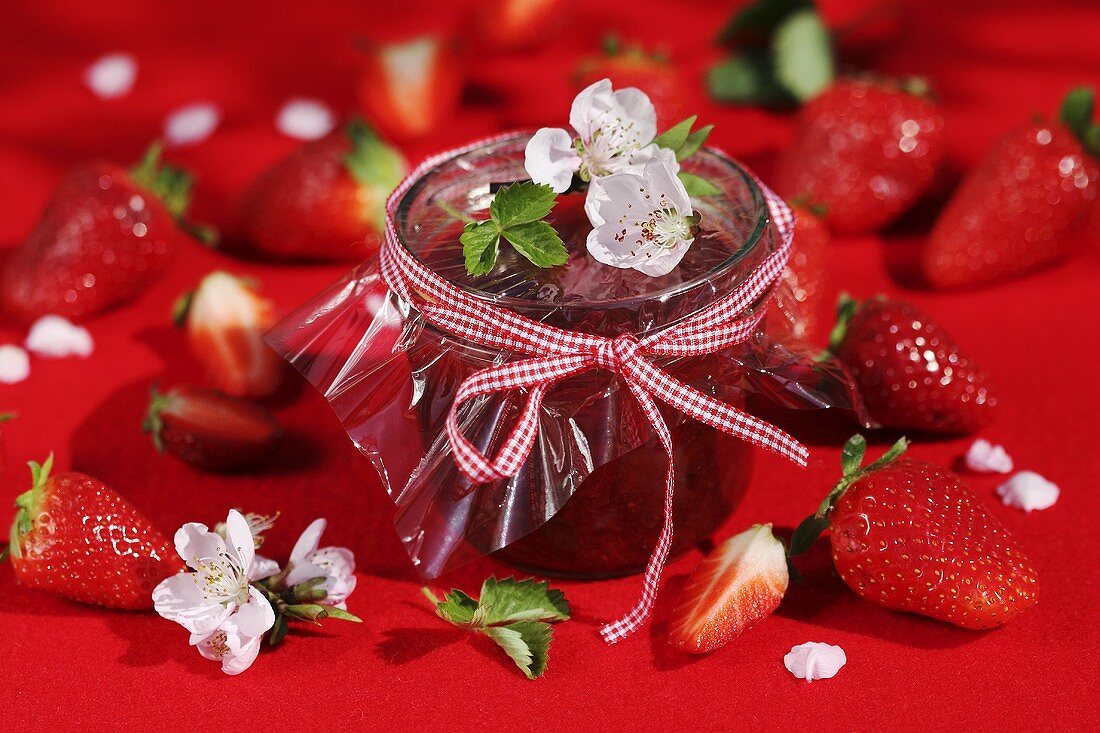 Erdbeermarmelade mit frischen Erdbeeren und Erdbeerblüten