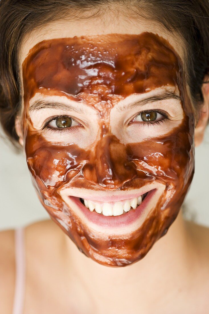 Frau mit Schokoladen-Maske