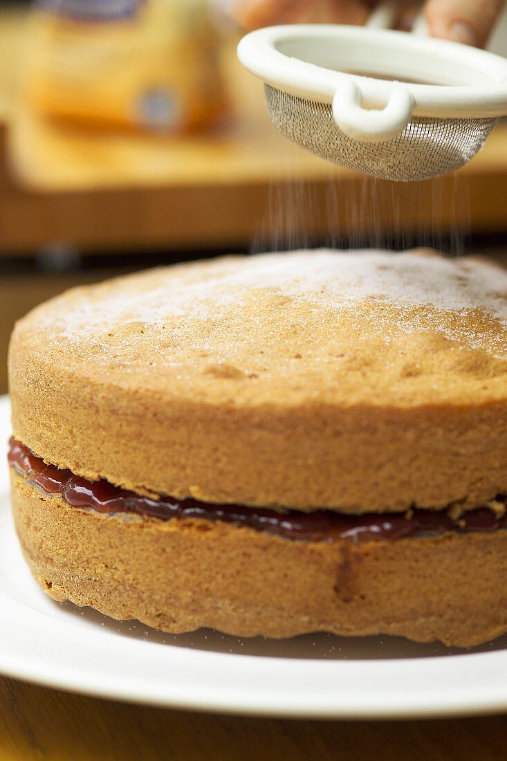 Sprinkling cake with icing sugar