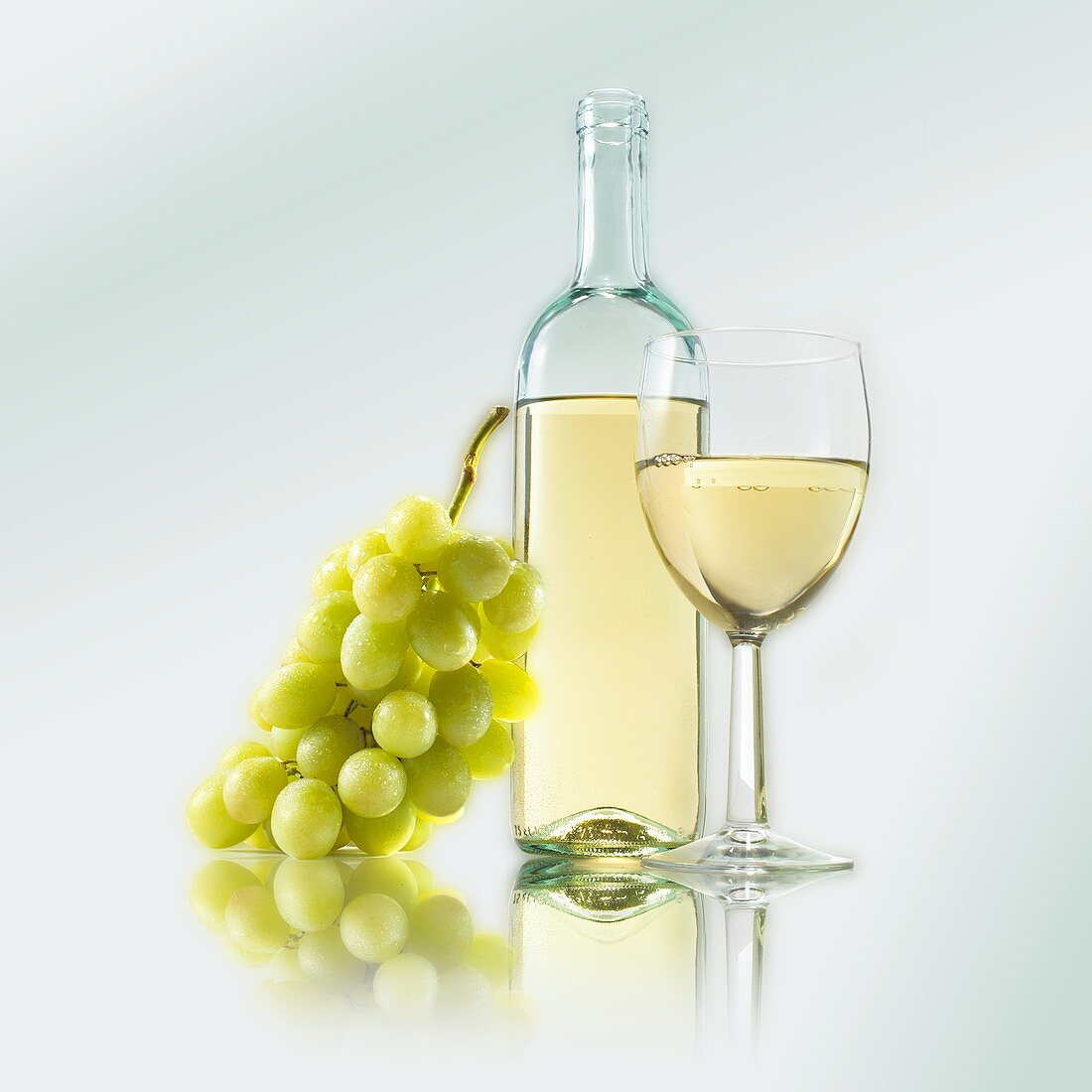 Weissweinglas, Weissweinflasche und Weintrauben