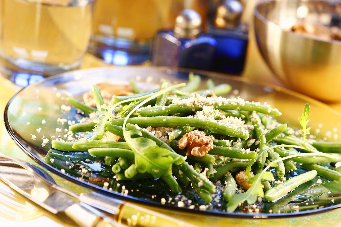 Bean salad with walnuts