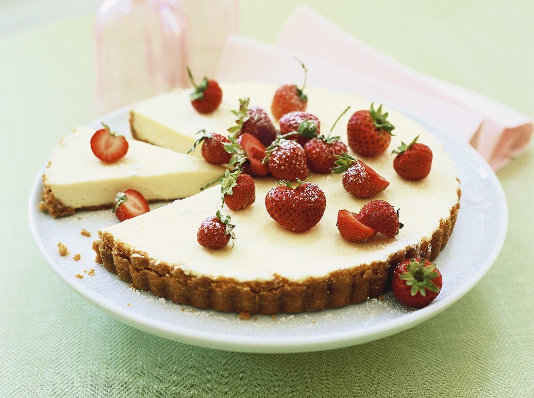 Limettenkuchen mit frischen Erdbeeren