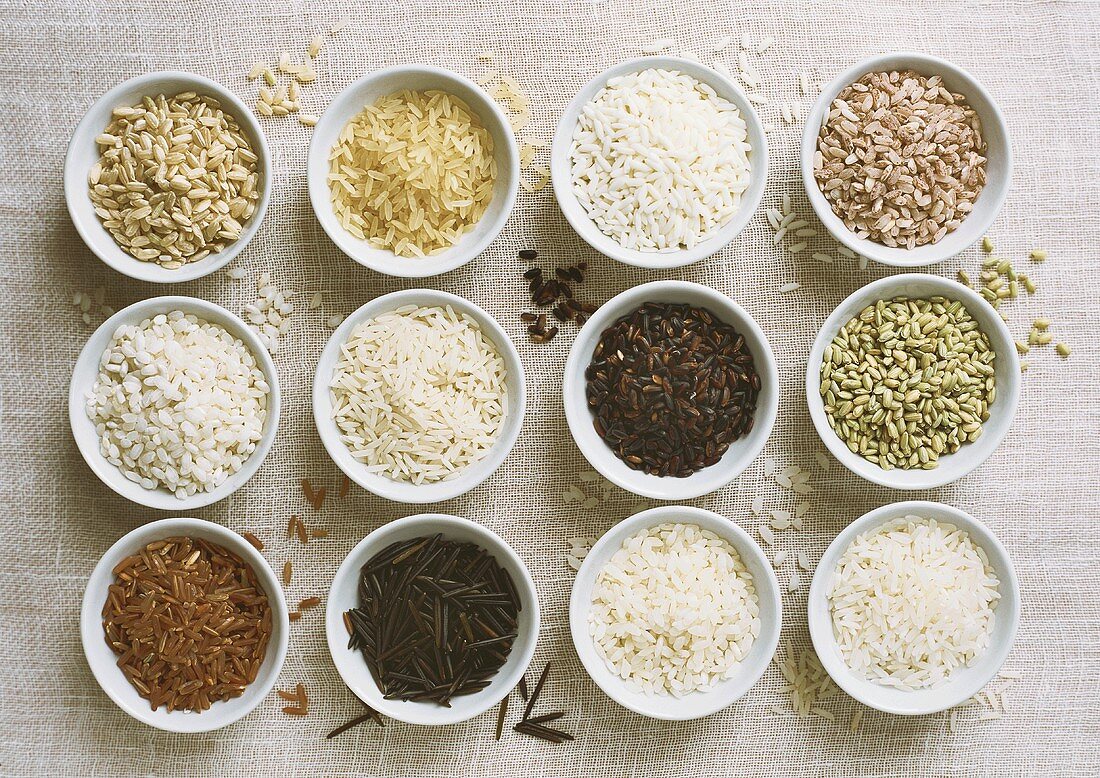 Verschiedene Reissorten in Schälchen