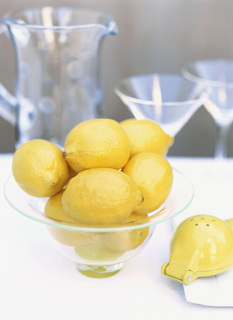 Zitronen in einer Glasschale