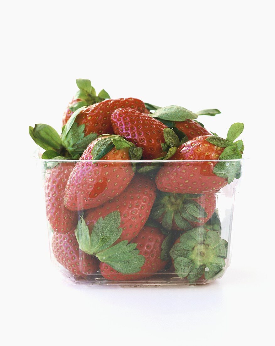 Frische Erdbeere in einer Plastikschale