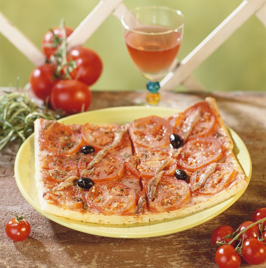 Pizza mit Tomaten, Oliven und Anchovis