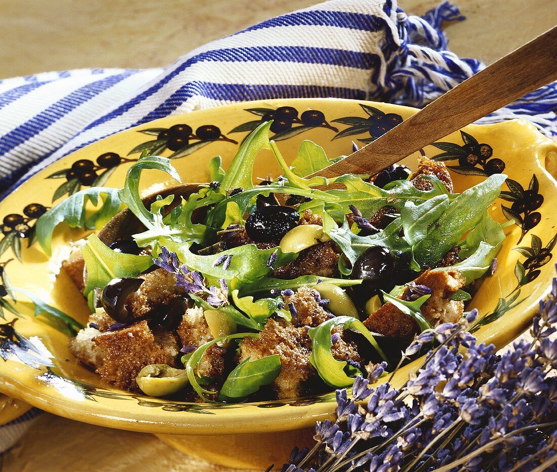 Panzanella ai fiori di lavanda (Bread salad with lavender)