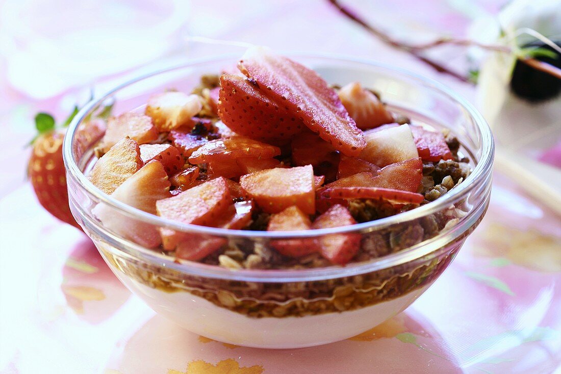 Müsli mit Quark und Erdbeeren