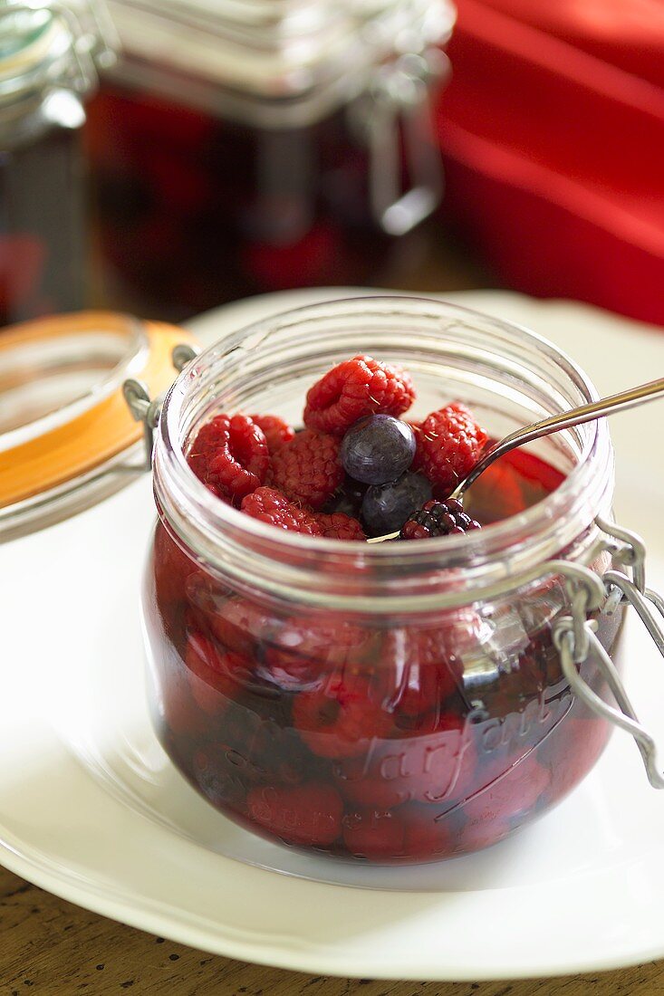 Eingelegte Beeren in Cassis