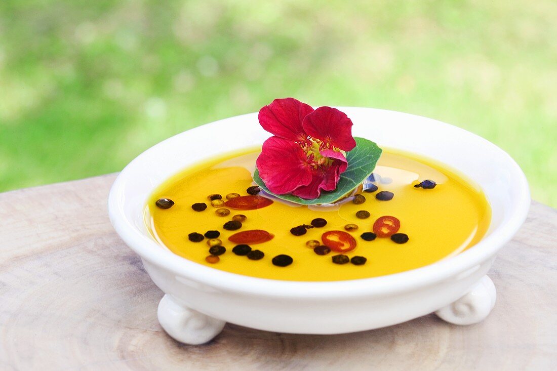 Spicy rapeseed oil with a nasturtium