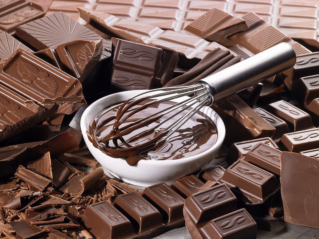 Geschmolzene Schokolade in einem Haufen Schokoladentafeln