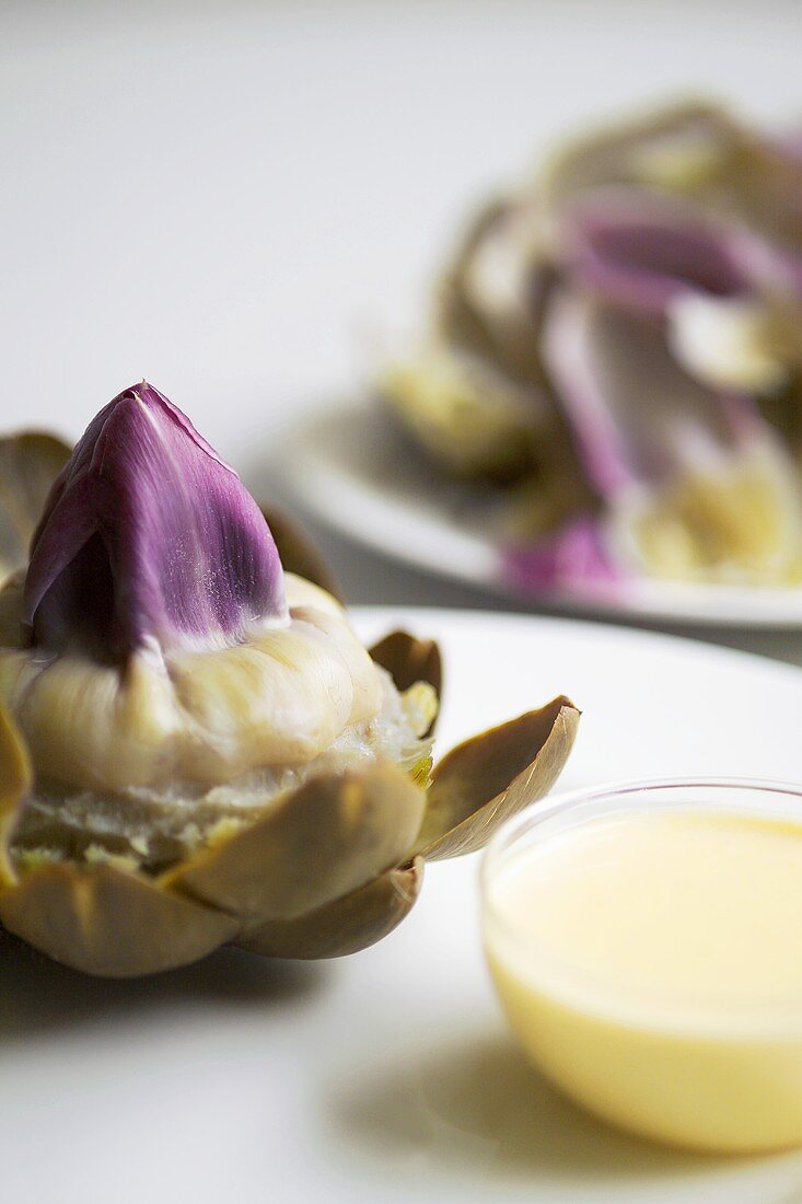 Cooked artichoke with hollandaise sauce