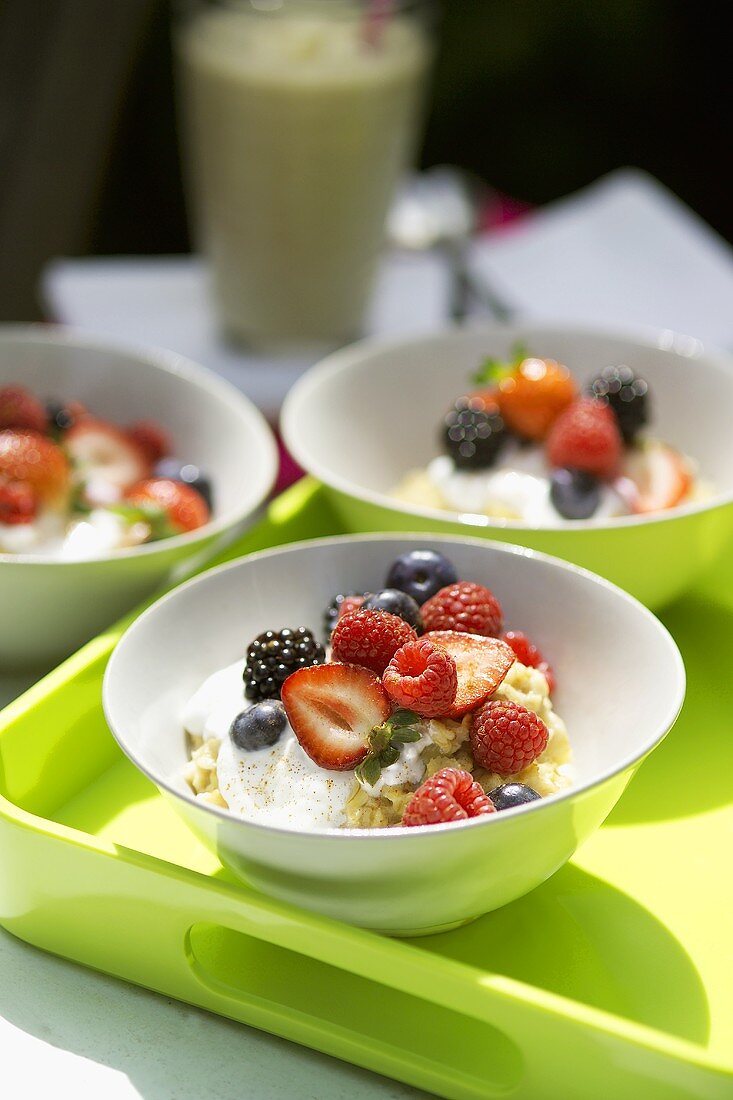 Porridge mit frischen Beeren