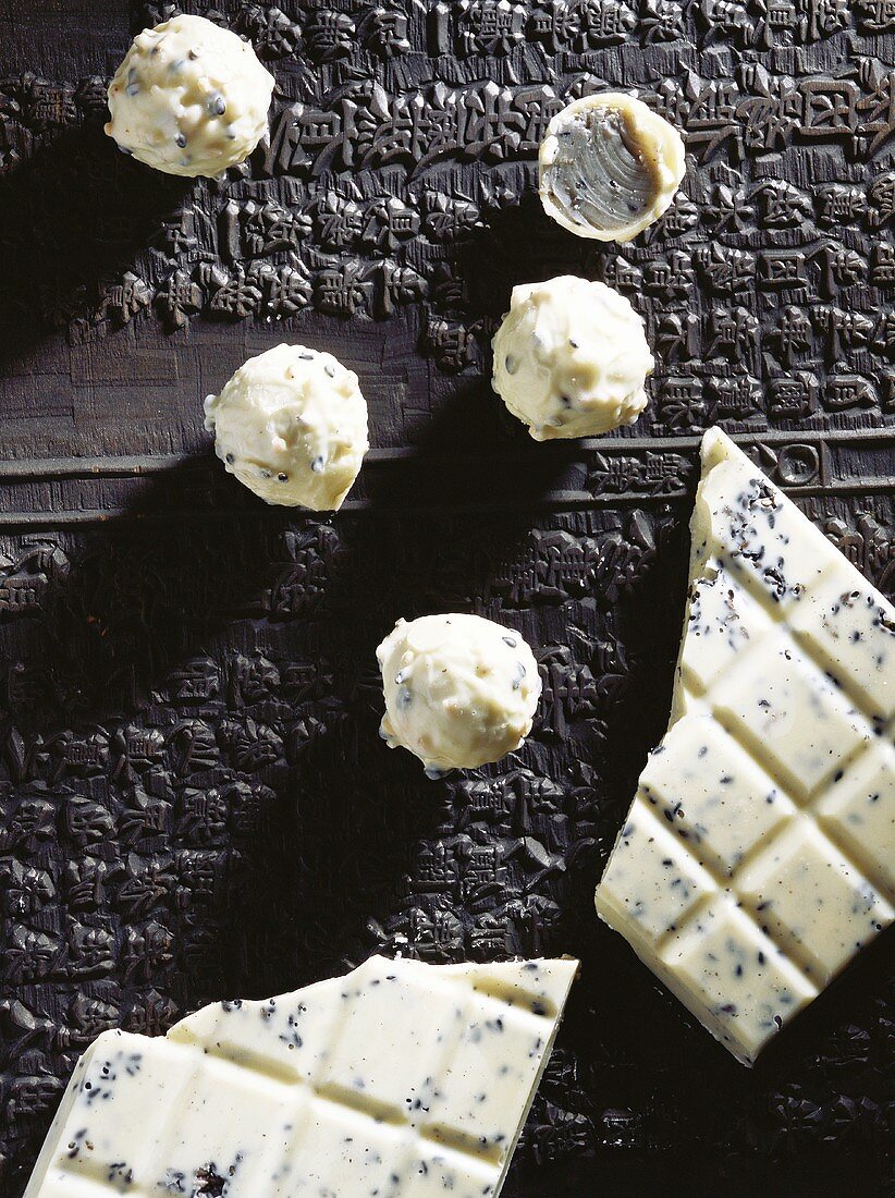 Schokokugeln & weiße Schokolade mit schwarzem Sesam