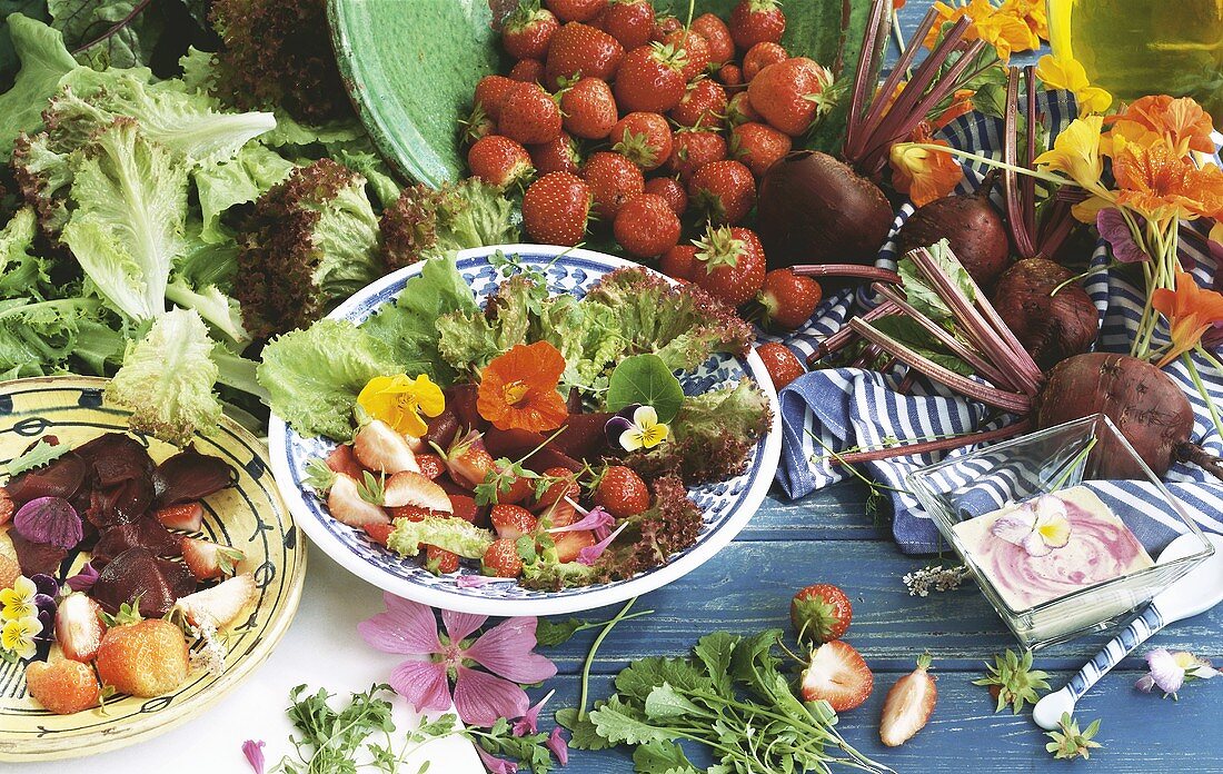 Bunter Blattsalat mir Rote Bete und Erdbeeren