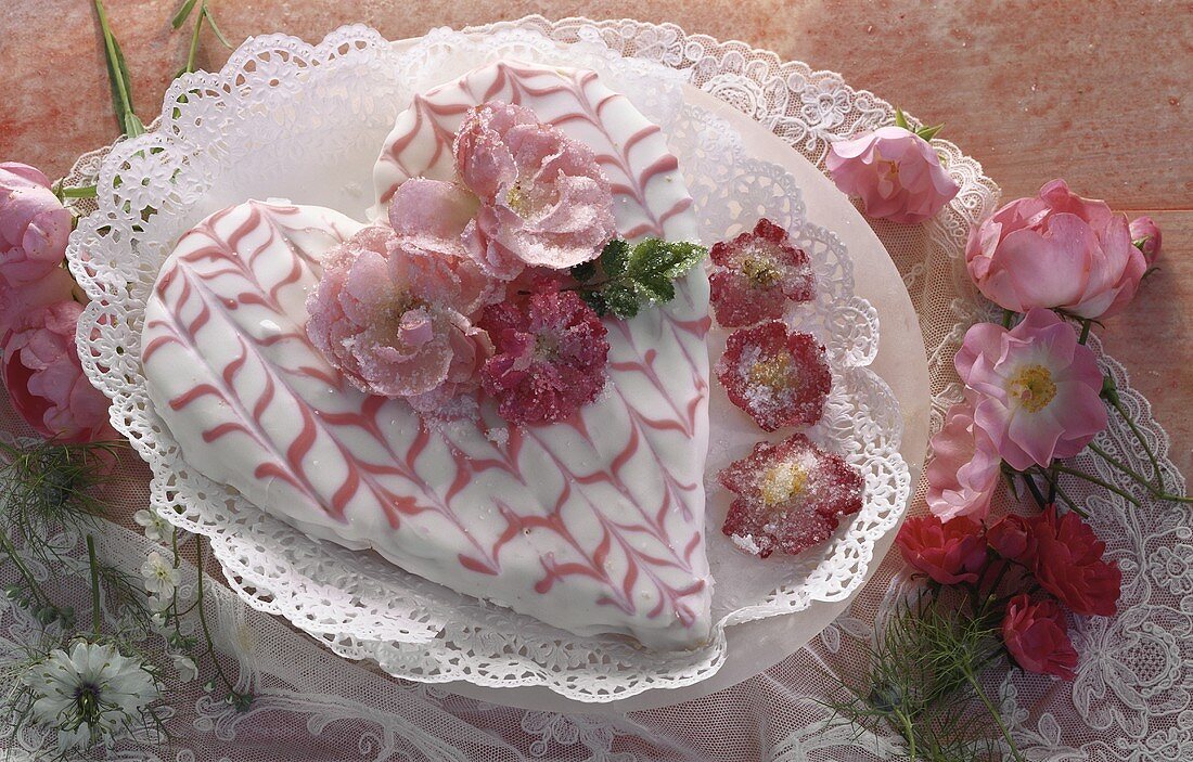 Torte in Herzform mit Rosendeko