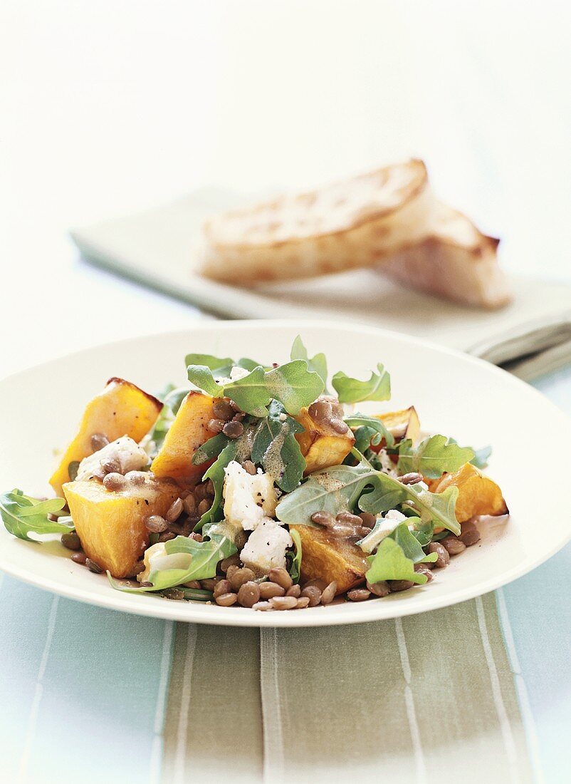 Linsensalat mit gebratenem Kürbis und Ziegenkäse