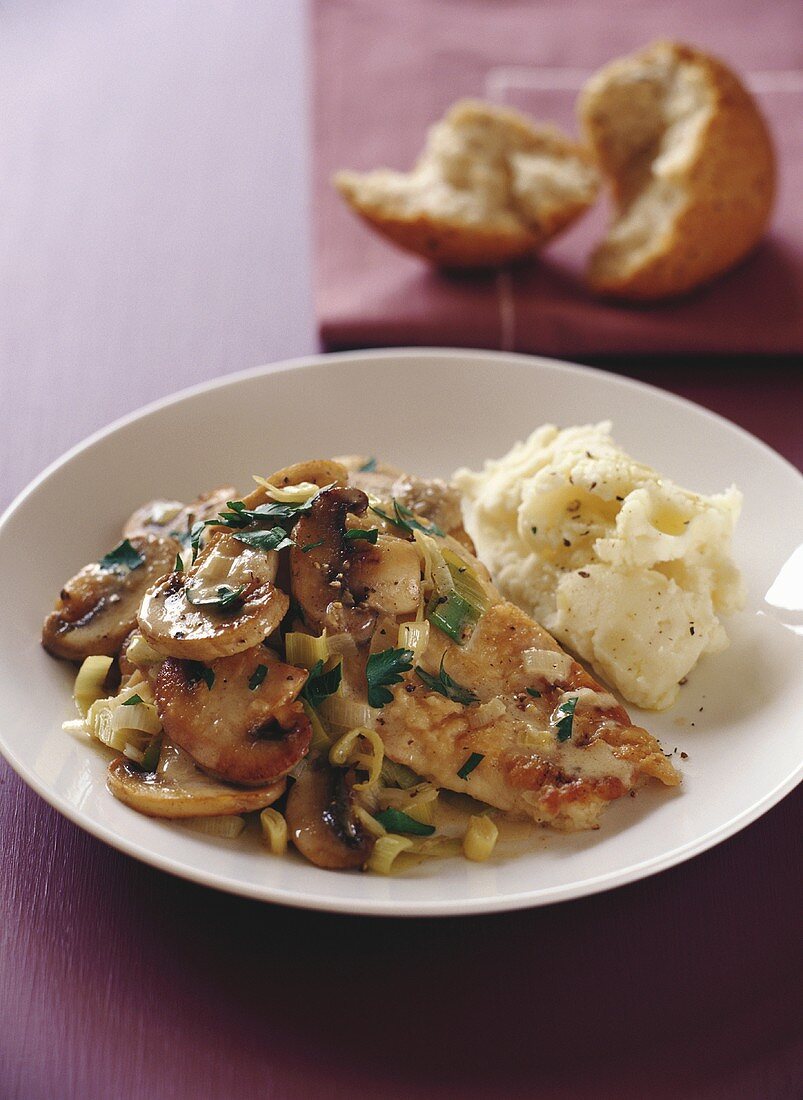 Roast chicken breast with mushrooms and leeks