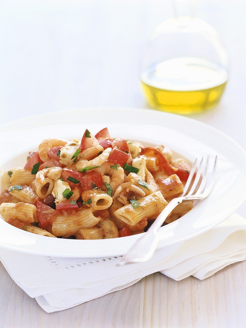 Rigatoni mit Tomaten und Meeresfrüchten