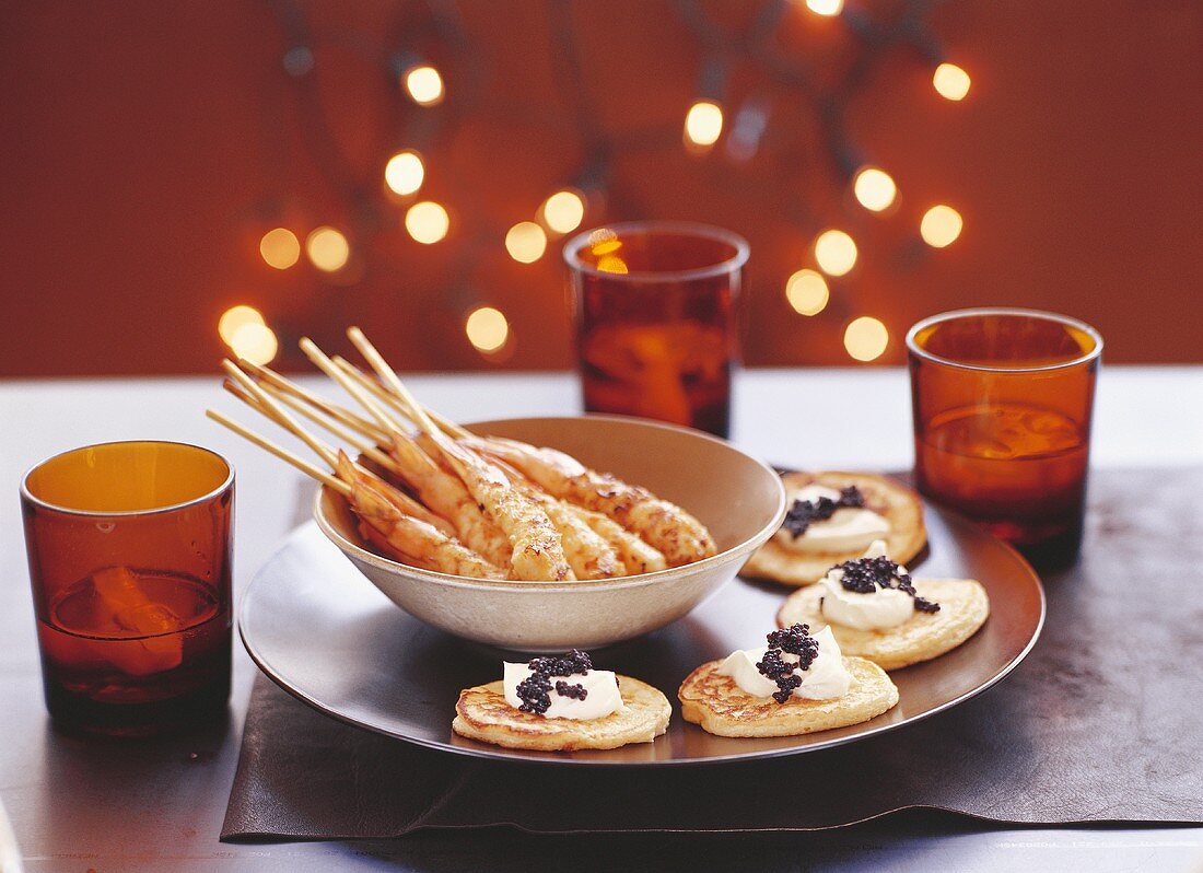 Garnelenspiesse & Blinis mit Creme fraiche und Kaviar