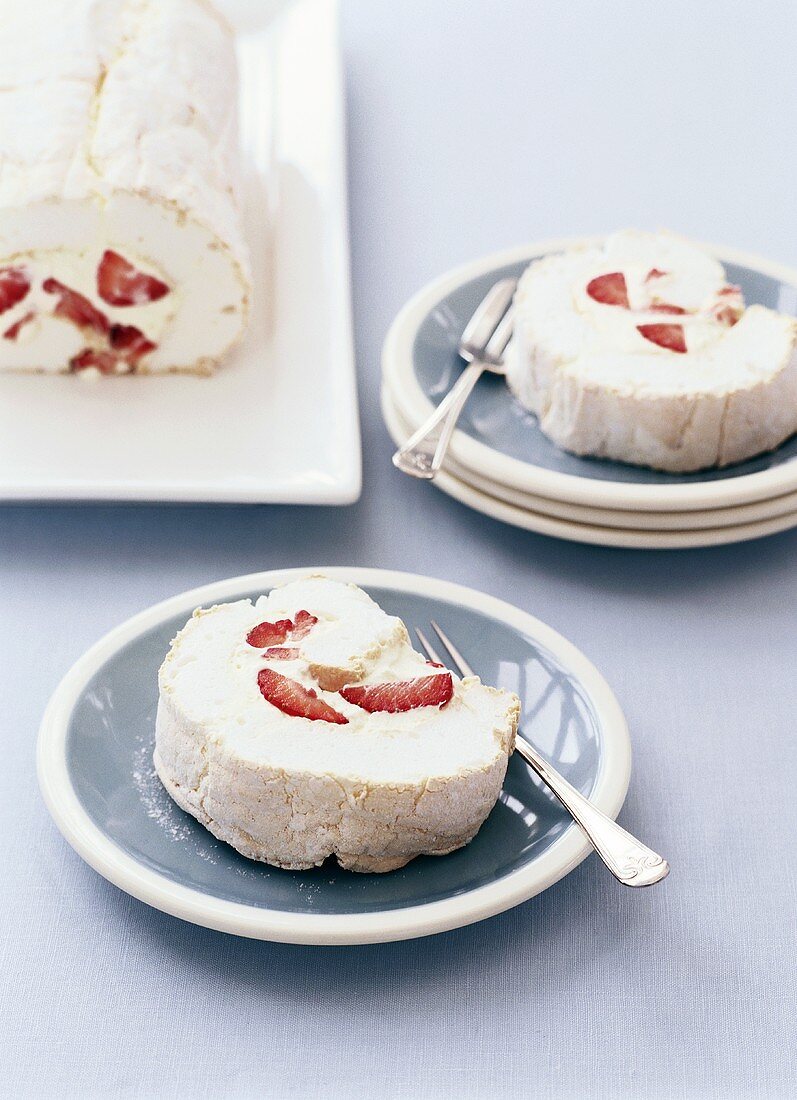 Meringue and cream roulade with strawberries
