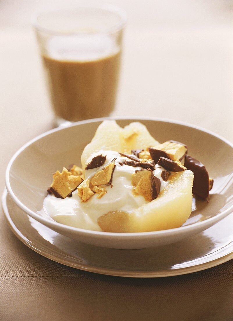 Poached pears with yoghurt