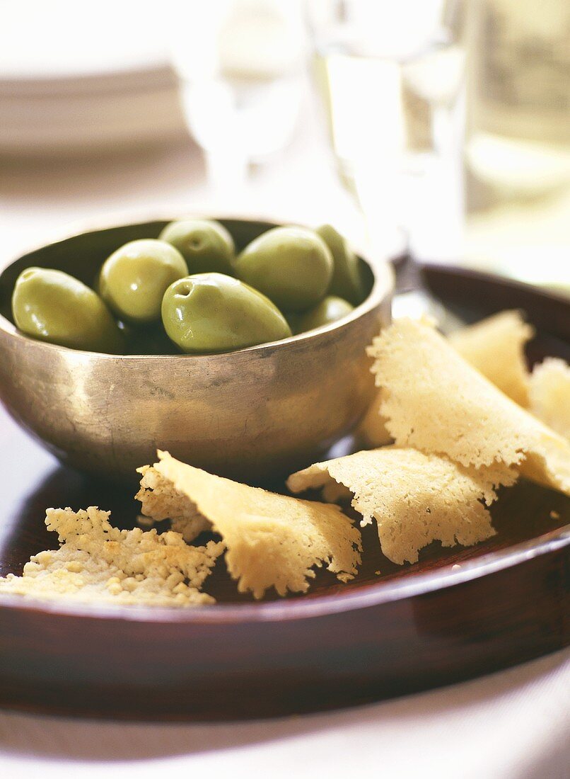 Grüne Oliven mit Parmesanchips