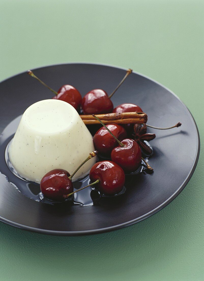 Panna cotta con le ciliege (Cream dessert with cherries, Italy)