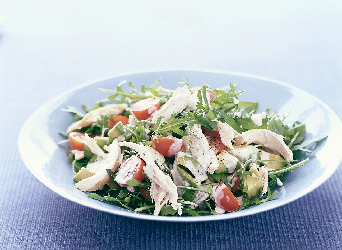 Hähnchensalat mit Avocado und Rucola