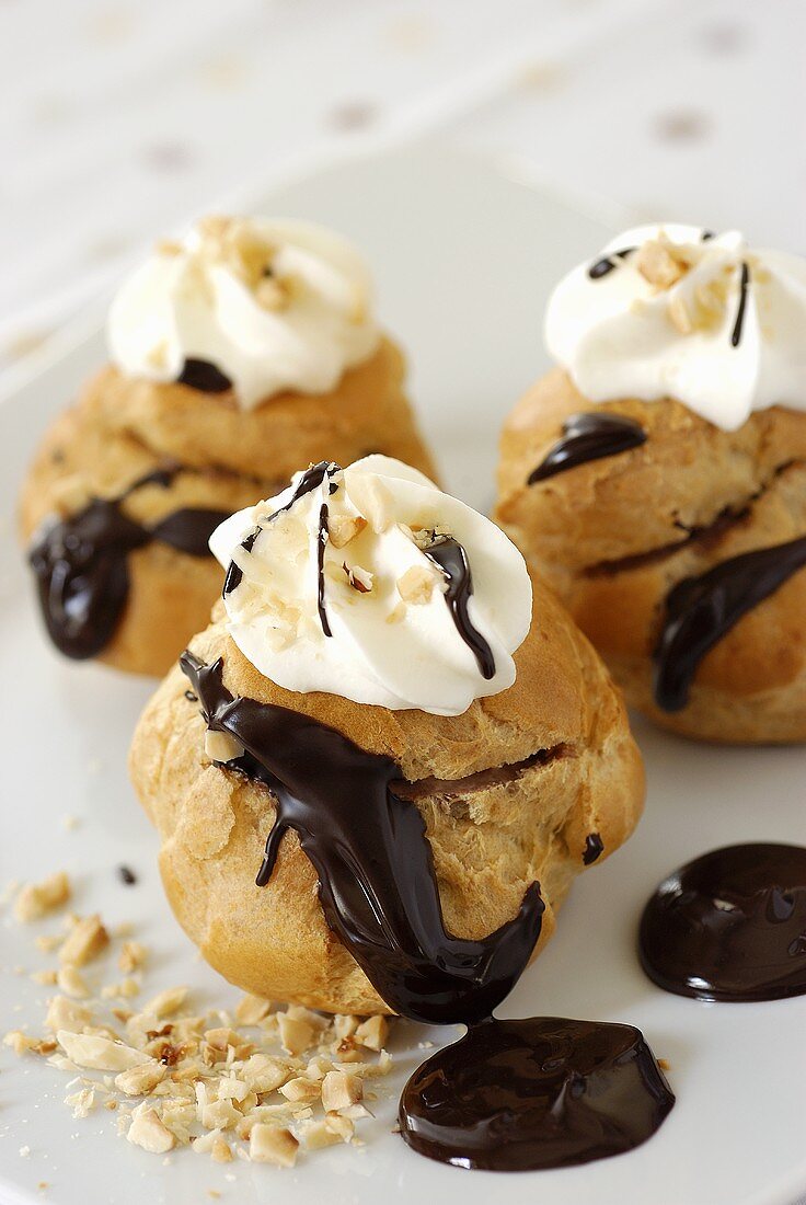 Profiteroles mit Schokocremefüllung