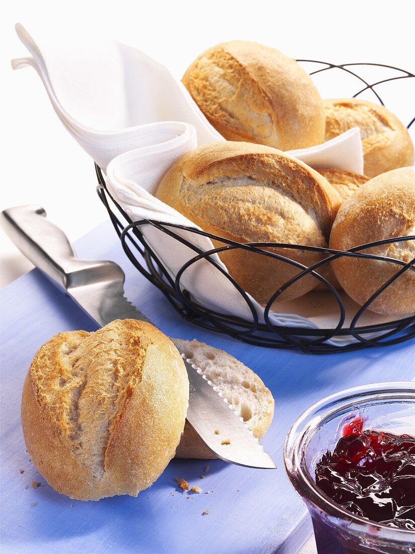 Brötchen im Brotkorb & Marmelade