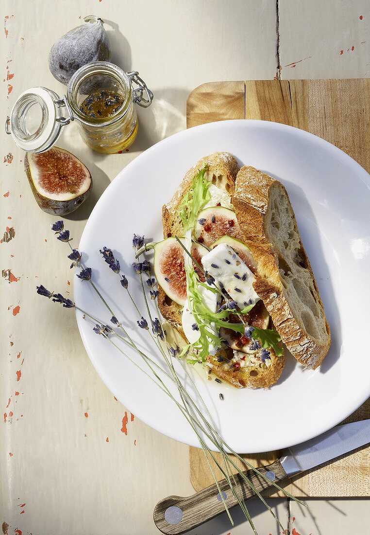 Krustenbort mit Feigen, Ziegenkäse und Lavendelhonig