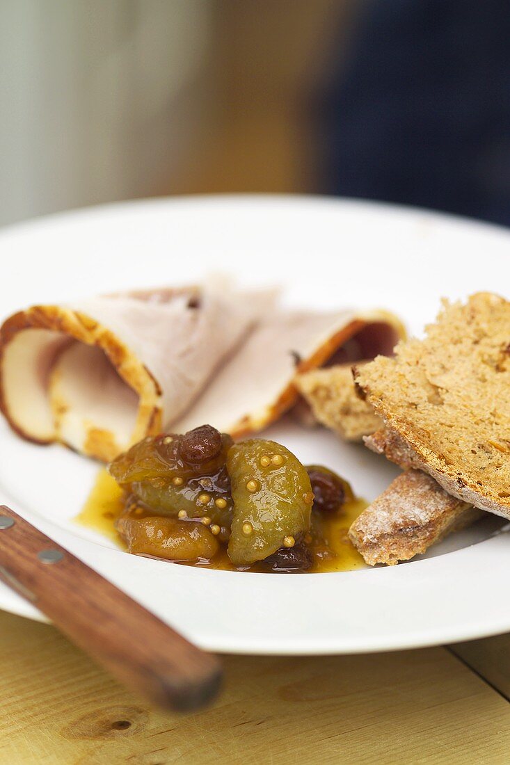 Grünes-Tomaten-Chutney zu kaltem Schweinebraten mit Brot