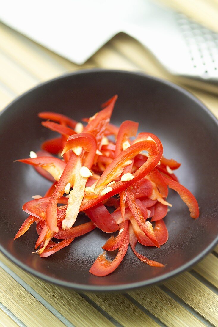 Rote Paprika in Streifen geschnitten