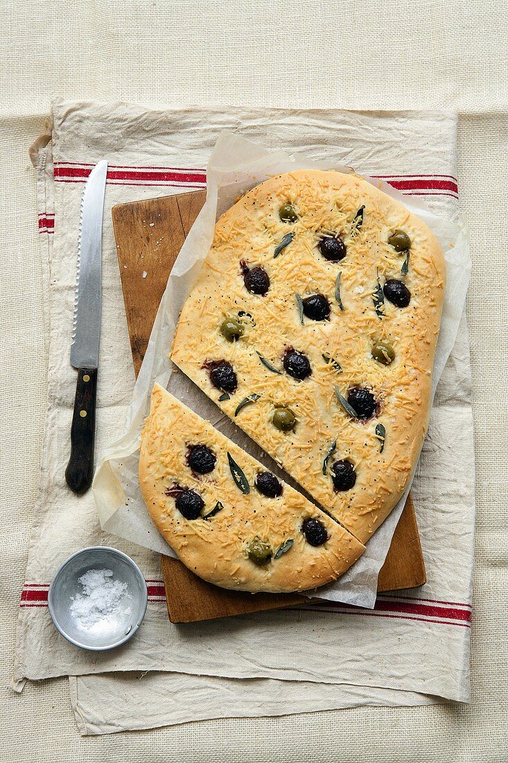 Focaccia salvia e olive (Focaccia with olives and sage)