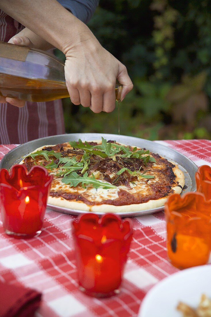 Kartoffel-Speck-Pizza mit Rosmarin und Rucola