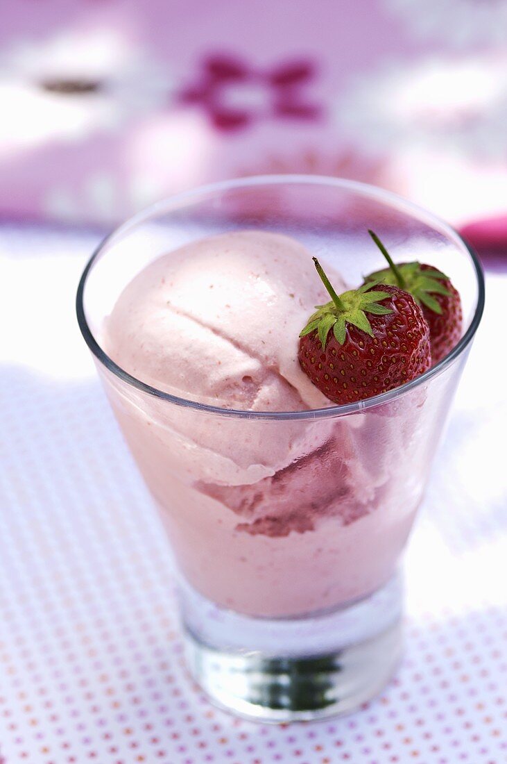 Erdbeereis in einem Glas mit frische Erdbeere